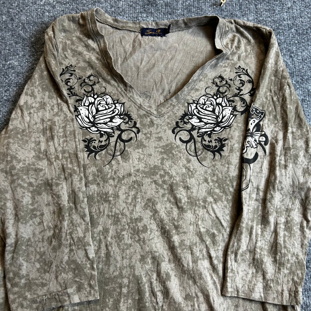 Seven7 Top Womens Size L Brown Acid Wash Graphic Rose V-Neck 3/4 Sleeve Casual
